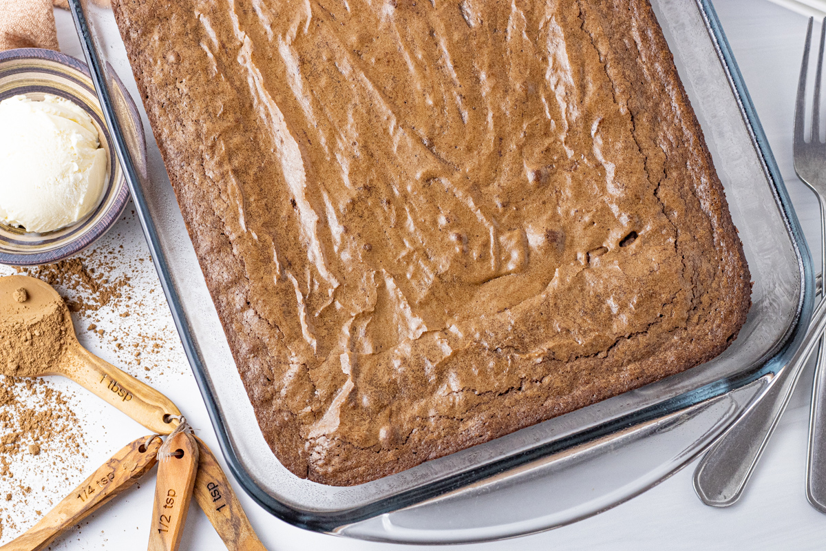 pan of cooked chocolate brownies