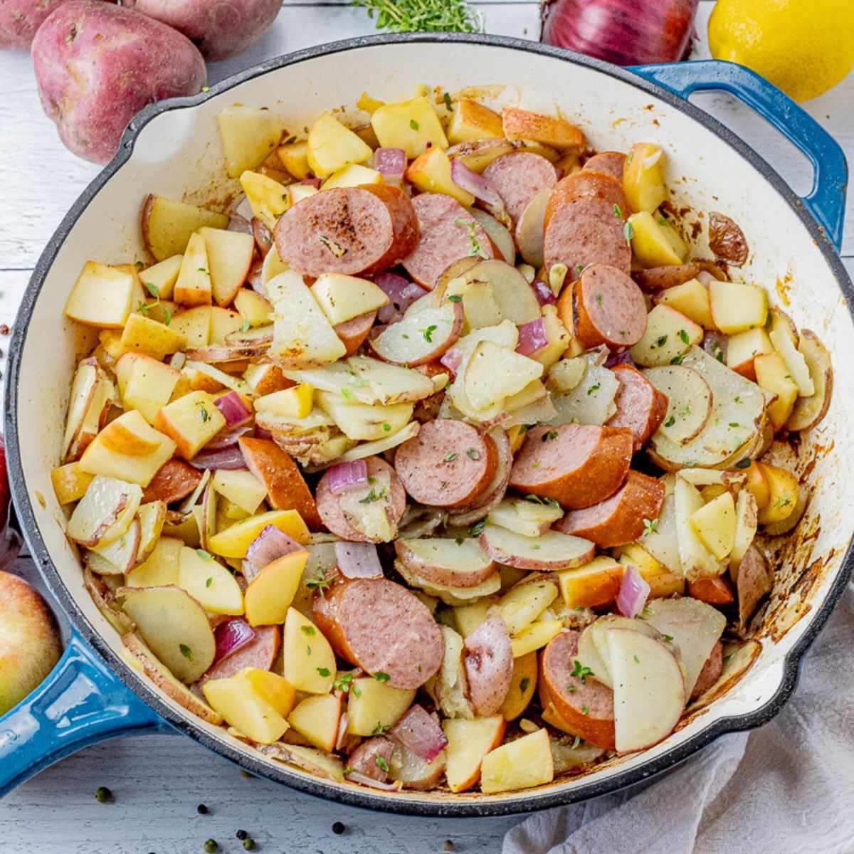 big pan with turkey sausage, potatoes and apples