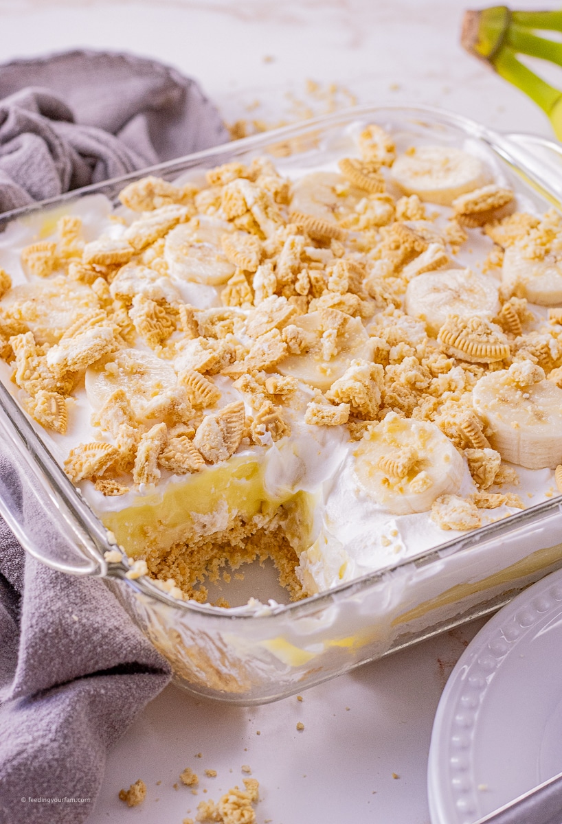layered banana dessert topped with banana slices and crushed oreos