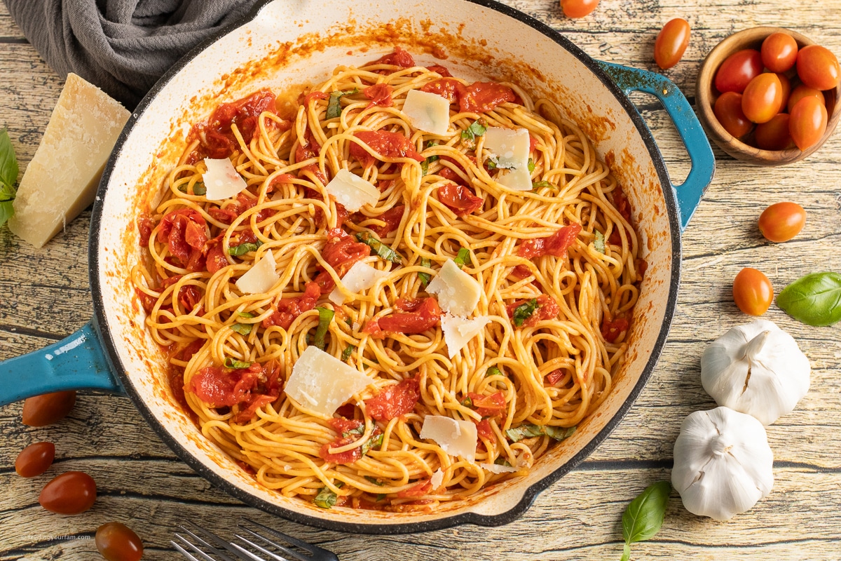 pasta sauce made with cherry tomatoes mixed with spaghetti noodles