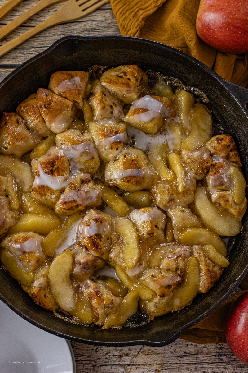 cinnamon rolls with apple pie filling